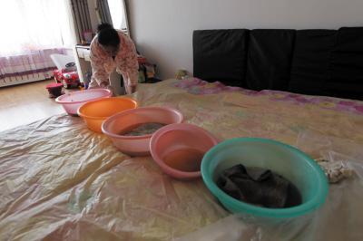 杜尔伯特楼上漏水，住户失联，小区没物管，业主维权难！律师来支招……